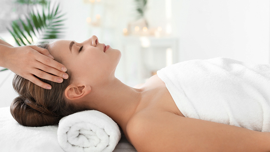 Head massage with oil photo