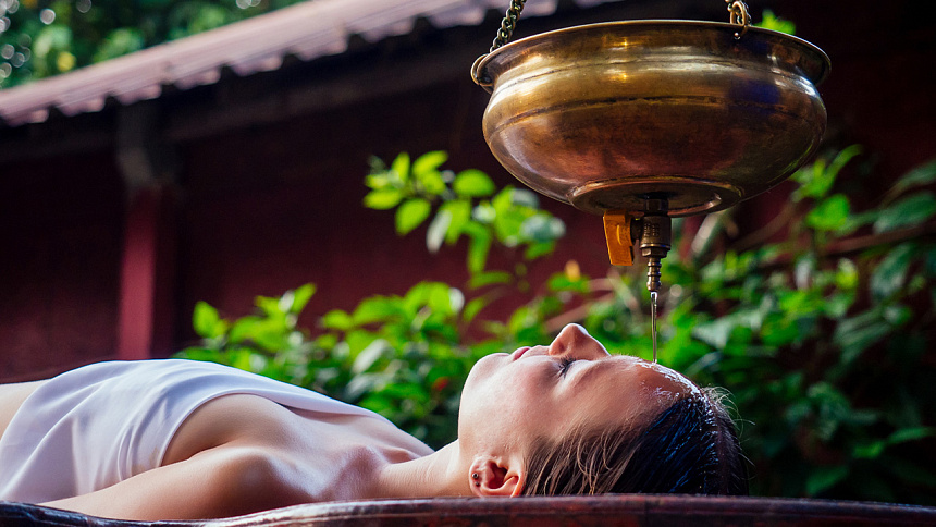 Shirodhara procedure photo