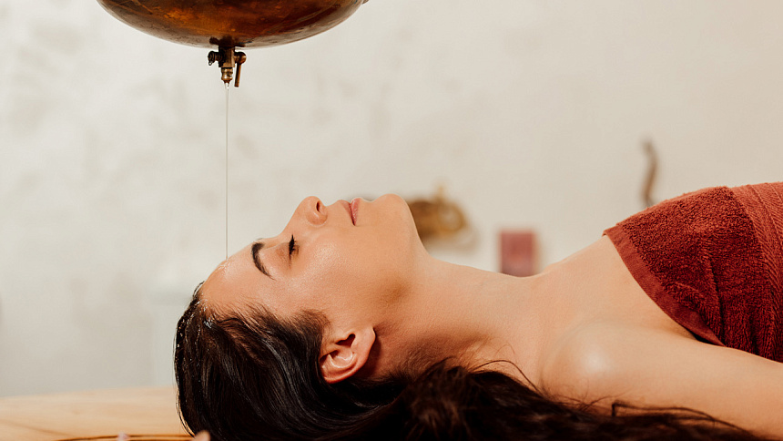 Head massage with oils photo